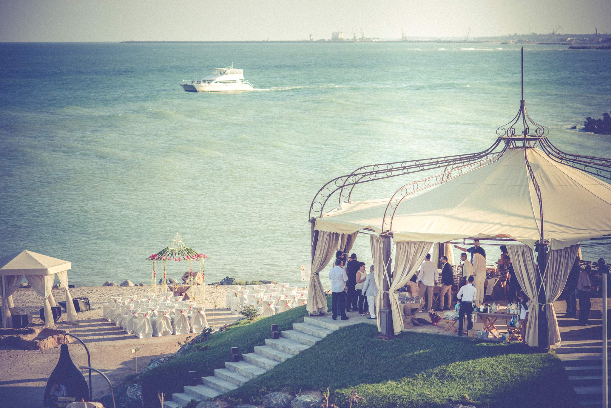 Nuntă pe plajă organizată în România